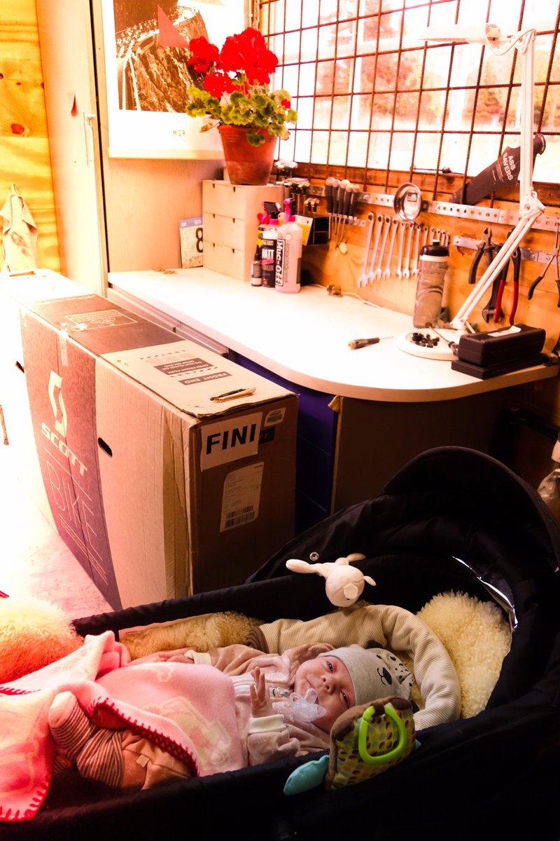 elnadahlstrand's tweet photo. När bebisen sover unboxar man hoj, det är sedan gammalt! https://t.co/n5zp1WN60Y https://t.co/LTdyX0KuNs