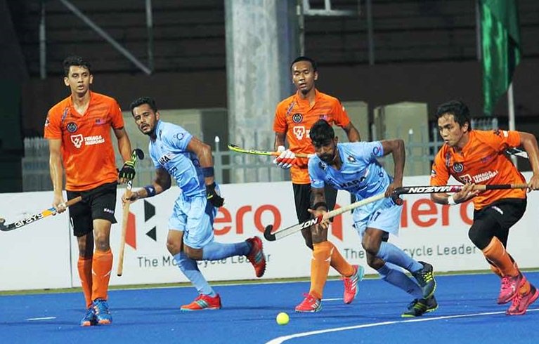DDNewslive's tweet photo. CONGRATULATIONS! India🇮🇳 beat Malaysia🇲🇾 2-1 in the final to win third #AsiaCupHockey title #INDvMAS 🏑👏 https://t.co/A1lHYbSQyg