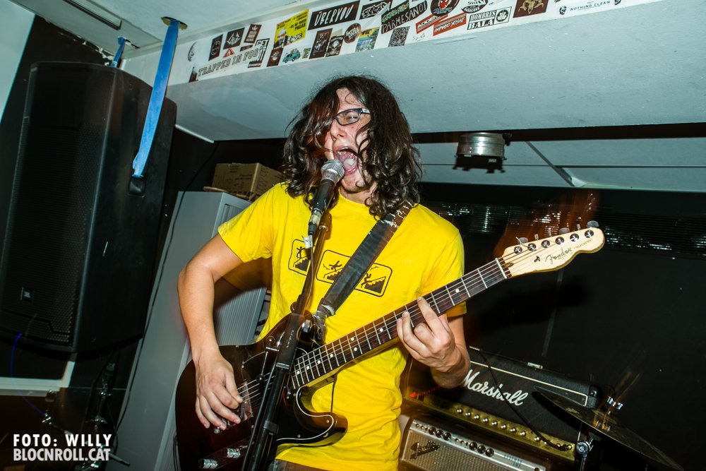 Els Bonestorm encetant el concert de Jamie4President al Kasal de Joves Roquetes. <a href="/OutroShowsDIY/">Outro Shows</a>  #punkrock #barcelona #noubarris #blocnroll