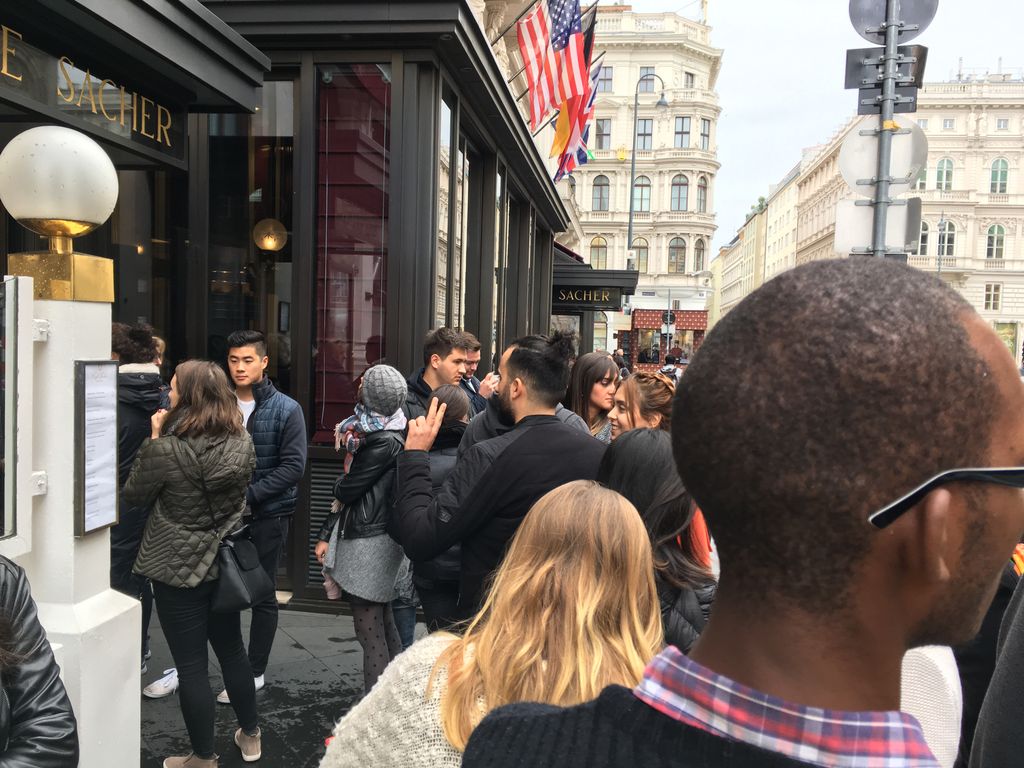 RuiguKabucho's tweet image. A restaurant so famous people queue to be seated! #ViennaMagic
