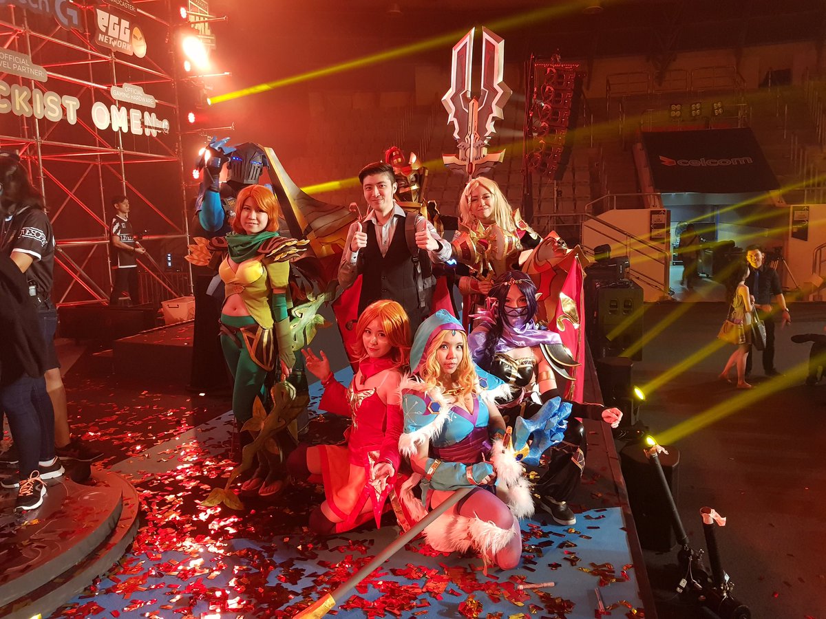 HadesCasts's tweet photo. When i see cosplay i gotta ask for that pic! #tml2017 https://t.co/HY2G0ou5oD