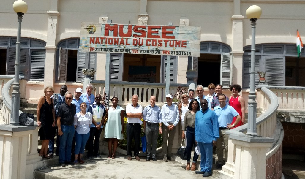 AirCI_Officiel's tweet photo. Photos de famille au Musée National du Costume (Grand-Bassam) après la ballade touristique. #ATAF17 #AirCI https://t.co/9lML41ga2X