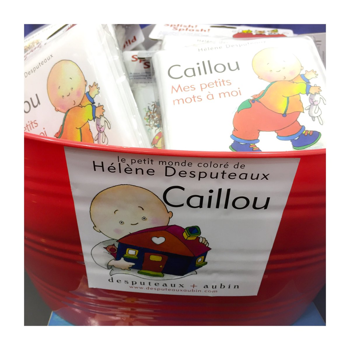 DesputeauxAubin's tweet photo. Hélène Desputeaux
créatrice de #Caillou et de #Mella 
au @KidConMtl Montréal!
séances de dédicaces sur le stand desputeaux+aubin.
#KidConMTL https://t.co/4rJOn0zFfF