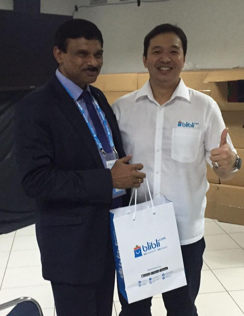 bliblidotcom's tweet photo. #BadmintonWJC2017 Indonesia diapresiasi oleh Venugopal Mahalingam, (BWF) sbg The Best World Jr. Championship host &amp; organizer! https://t.co/dtwRv9l2gZ