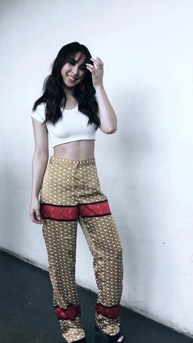 queenbaeretto's tweet photo. I’m living for her pants. Lakas maka-Gucci Level or dahil suot lang niya 

Baka suot lang niya talaga mukhang divi na pagdating sa atin https://t.co/OOQxhMPMsI