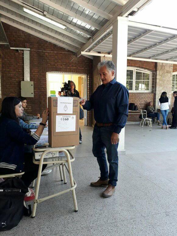 impactorioja's tweet photo. #EleccionesArgentina El vicegobernador @nestorgbosetti votó en la mesa 160 de la escuela EPET N° 1 y destacó la jornada democrática. https://t.co/e5B4lfRivB