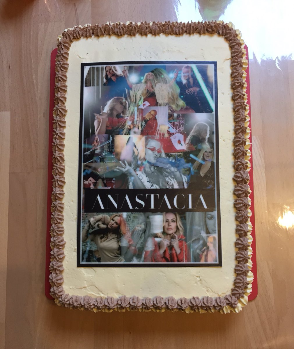 xjohannaaaa's tweet photo. got the best cake ever 😍❤️ https://t.co/P10rr4E8iv