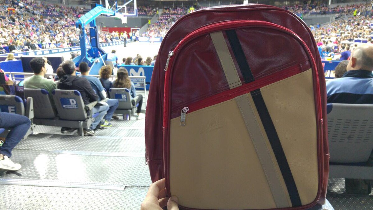 cuarterbag's tweet photo. Domingo de Buen #baloncesto 🏀⛹️‍♀️ en el @WiZinkCenter con tu @cuarterbag Arizona Red Velvet pronto disponible en https://t.co/vtYPDo0QEr 🎒🏀 https://t.co/tDuUCRbbTE