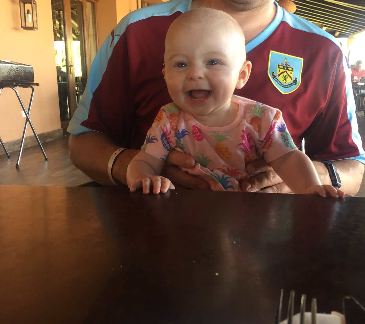seshy87's tweet photo. Lily is loving her first holiday 🌞👨‍👩‍👧 https://t.co/PwN4nCZWlf