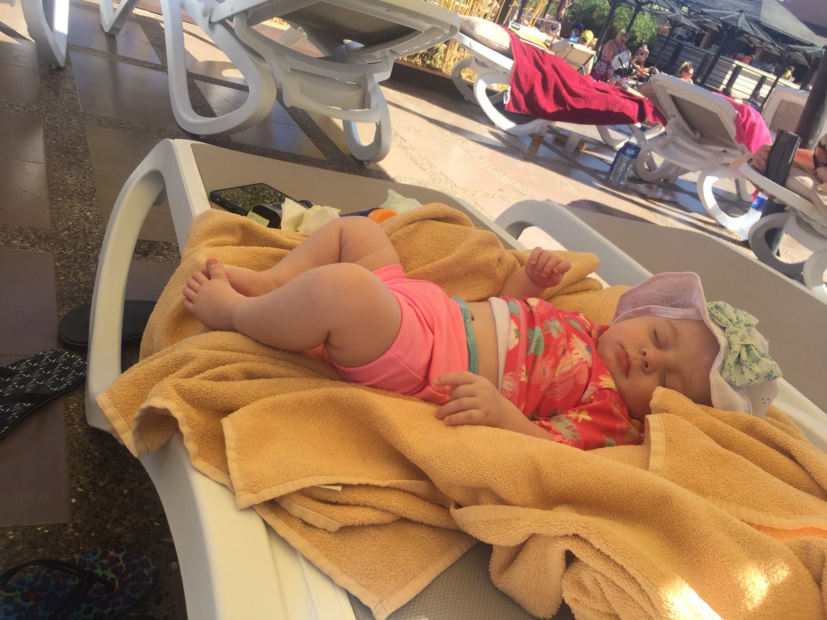 seshy87's tweet photo. Lily is loving her first holiday 🌞👨‍👩‍👧 https://t.co/PwN4nCZWlf