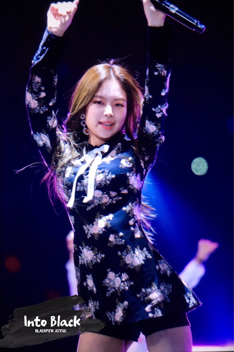 IntoBlack1996's tweet photo. 171022 BOF 💫

#제니 #JENNIE #블랙핑크 #BLACKPINK #🖤💖 https://t.co/PLzYxA1eLF