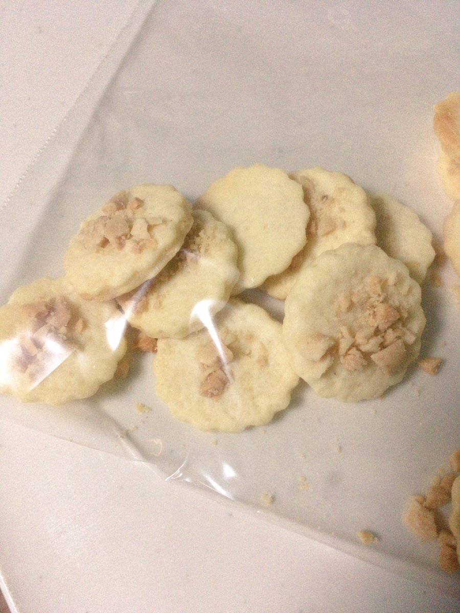 あいかりんだお On Twitter アーモンドバタークッキー作った残りでステンドグラスクッキーにチャレンジしてみたらモンスターが誕生して目から血が流れそう クッキー生地の中にアーモンド詰めて焼いたらカントリーマアムどころか物体xが誕生するし後半どうした