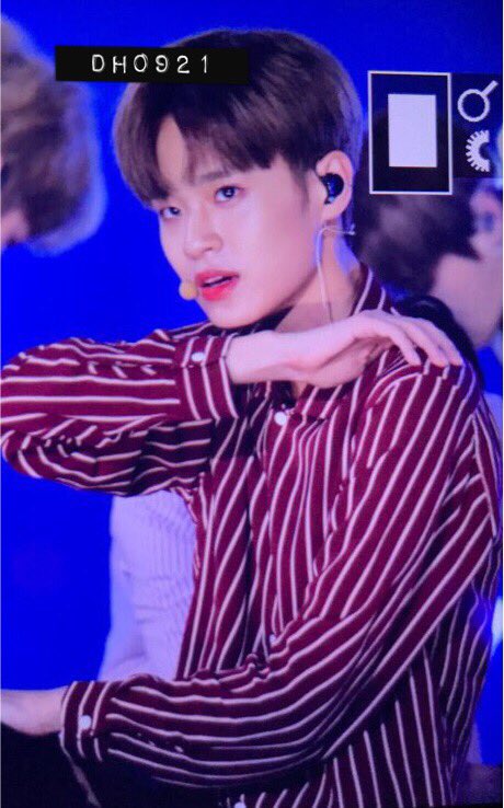Dh09211's tweet photo. 171022 원아페 #이대휘 #대휘
원래도 예쁘지만 오늘 진짜 왜케 예뻐,,?😂 https://t.co/tOGX5hx5XU