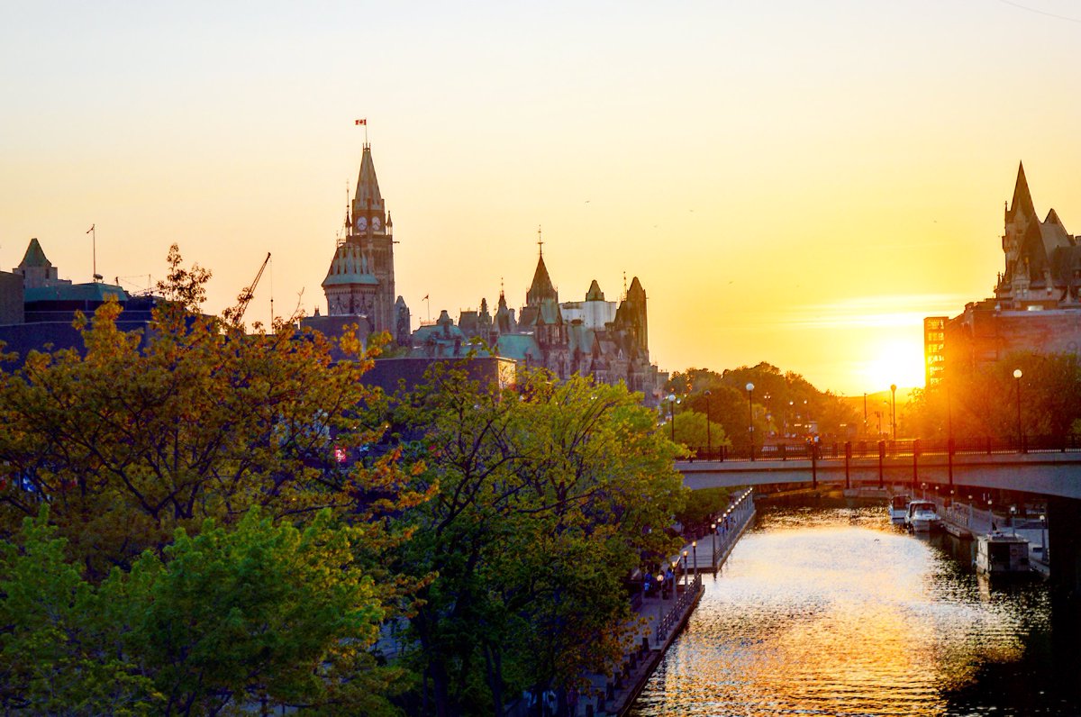 Have a beautiful Sunday everyone 💛 #NordstromOTT #ottawa #mycity