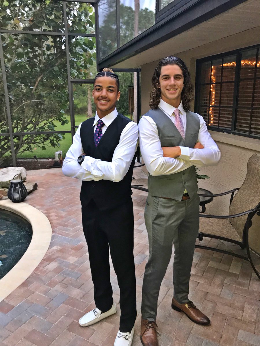 ant_kendall_3's tweet photo. Senior Homecoming with my brothers ✊🏾📸📸 https://t.co/lBLIPD0vsG