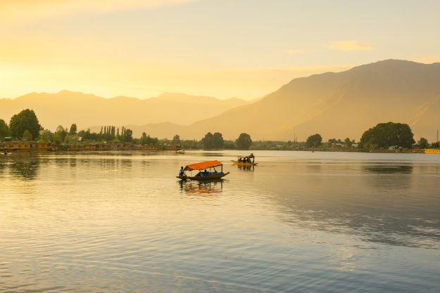 MateCute's tweet photo. Srinagar, India is absolutely stunning! 🇮🇳😍 https://t.co/40p2thheM2