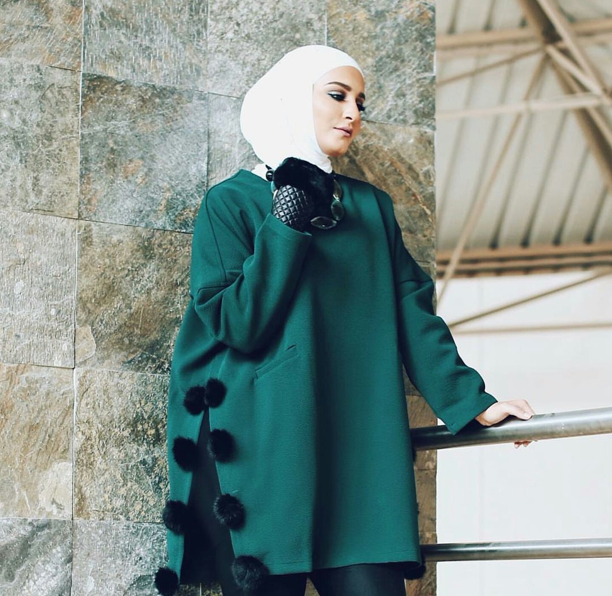 almall's tweet photo. إلى أين ممكن أن تعتمدي إطلالة على غرار الجميلة #دلال_الدوب ؟
1- خروج مع صديقاتك
2- إلى العمل
3- استقبال معازيم على العشاء 
#dalalid https://t.co/MPFpNrbXDP