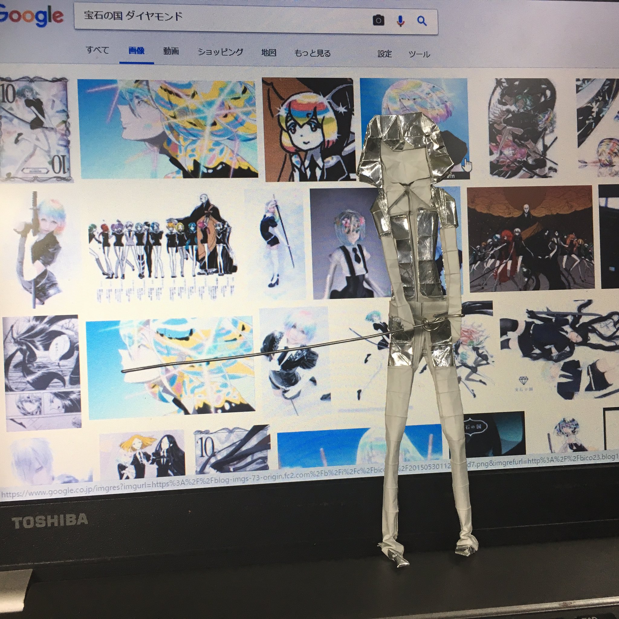 ゆーくん 今日の折り紙女の子 ダイヤモンド 宝石の国 より 初めてホイルの蛇腹で人物折りました 高めの等身と長めの手足が特徴だと思ったので他の折り紙女の子より身長高めです 武器の刀はステンレス線を曲げて制作しました 26cm32等分不切正方形一枚折