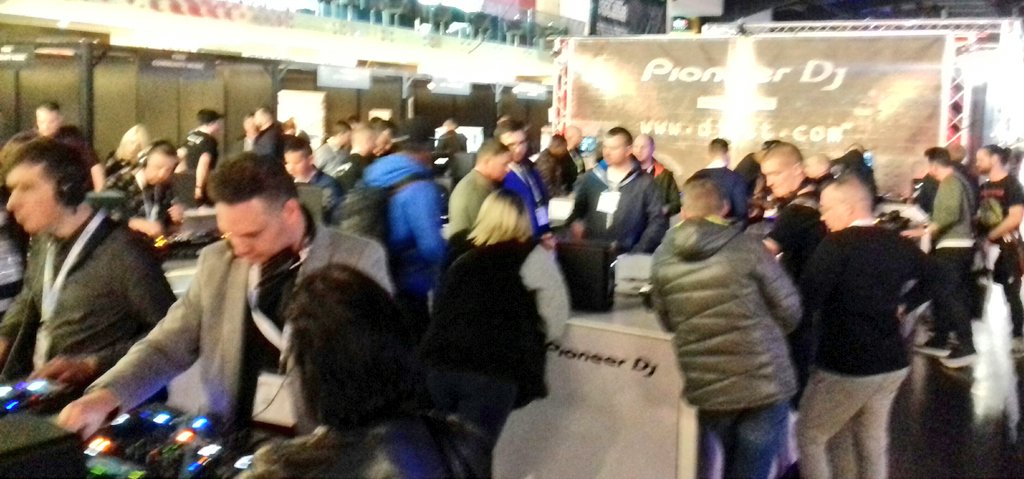 MattJamesWilson's tweet photo. #BPMPRO2017 busy, noisy, colourful......awesome show! Congrats to organisers #eventprofs #events #music #tech #bpmpro https://t.co/fzCPznT3l8