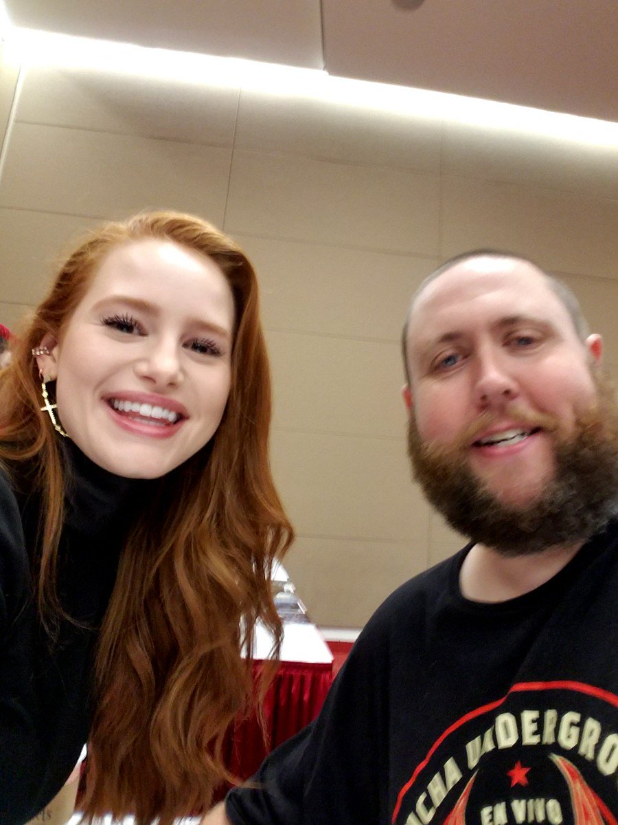 skullmunkey77's tweet photo. Me, @madelainepetsch and the start of an awesome Saturday! @FANEXPODallas #riverdale #cherylblossom https://t.co/xveLM9qS3q