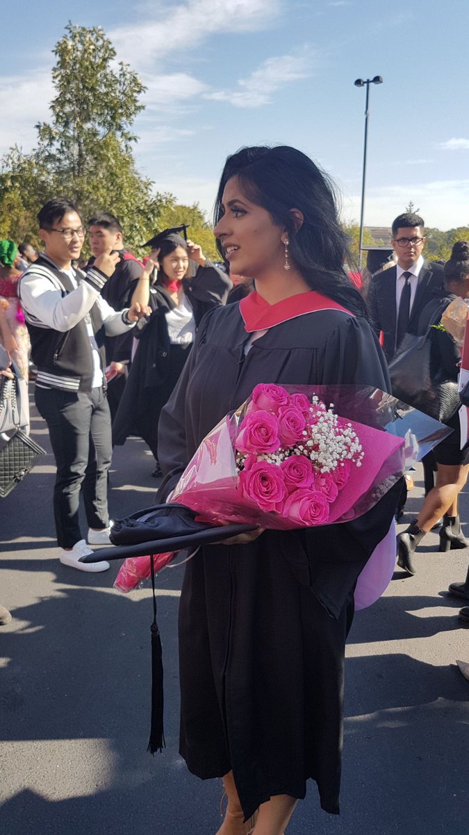 itssamreet's tweet photo. Guess who just got her bachelor's degree in Economics 🎓 This one is for you momma 🌸 https://t.co/qFCGrFa5Eh