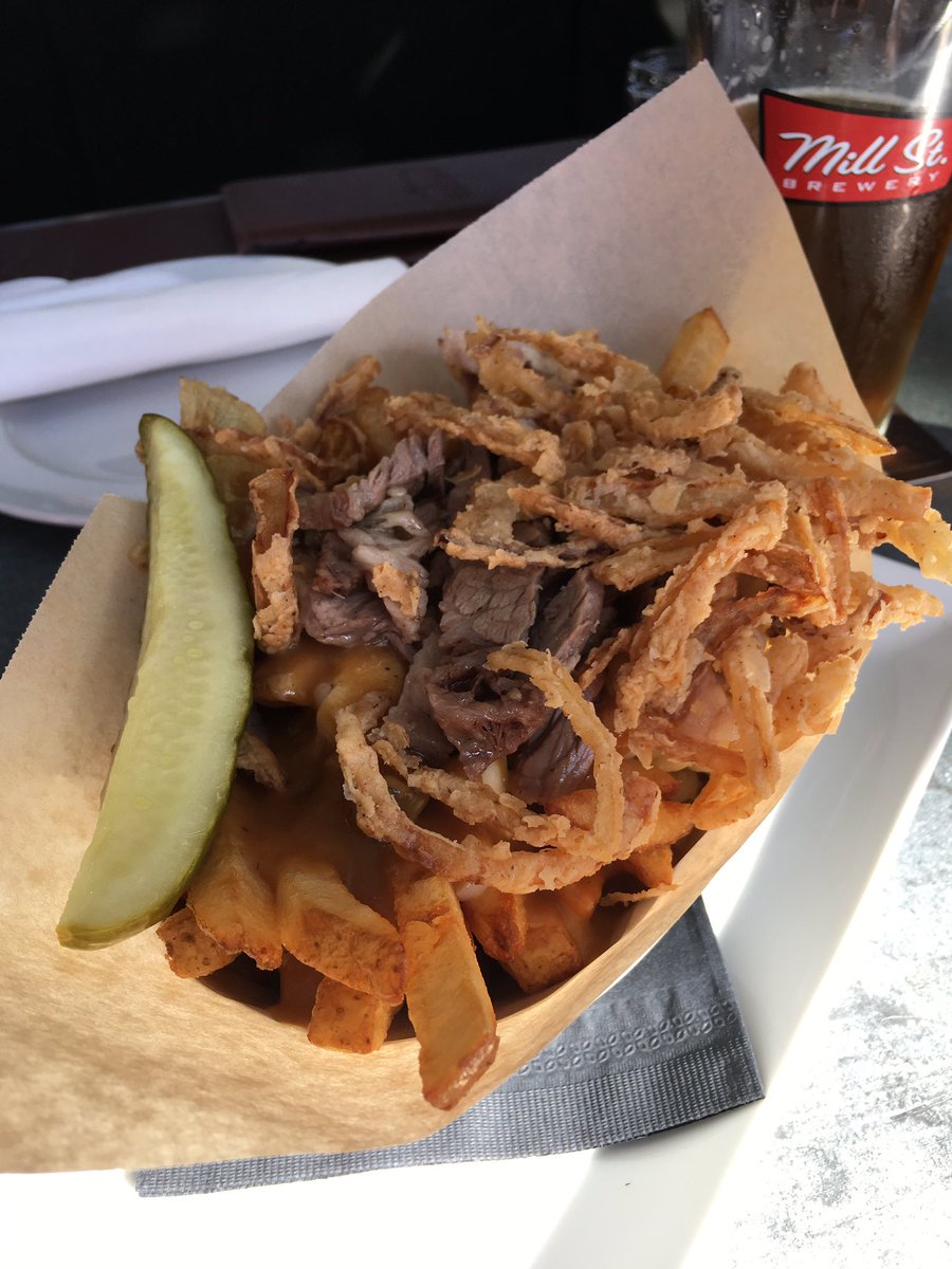 nelsonscrap's tweet photo. Rehydrating after my #STWM2017 half marathon at @millstbeerhall Tasty rootbeer, a not too shabby #100thmeridian aaand some poutine #happy https://t.co/ADyIP5Xgfs