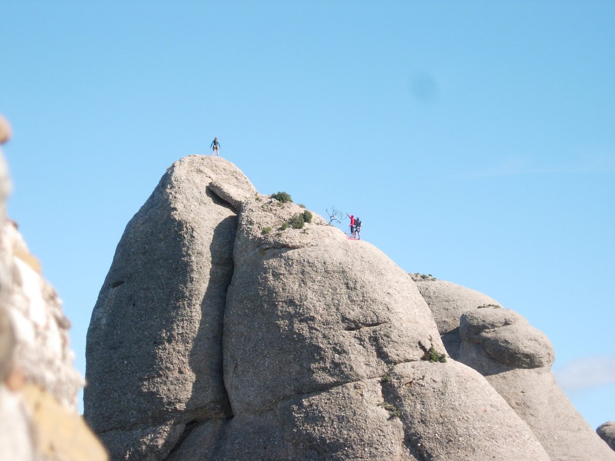 samesants's tweet photo. Avui hem acabat el #curs #escalada #viallarga #escolamuntanya #uecsants amb una via a #agulles #montserrat Felicitats a tots per la via feta https://t.co/s4G7NIWsLt