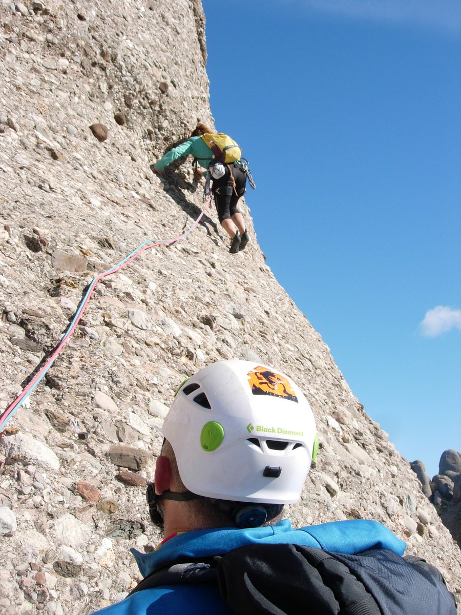 samesants's tweet photo. Avui hem acabat el #curs #escalada #viallarga #escolamuntanya #uecsants amb una via a #agulles #montserrat Felicitats a tots per la via feta https://t.co/s4G7NIWsLt