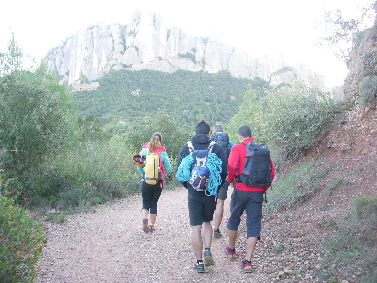 samesants's tweet photo. Avui hem acabat el #curs #escalada #viallarga #escolamuntanya #uecsants amb una via a #agulles #montserrat Felicitats a tots per la via feta https://t.co/s4G7NIWsLt