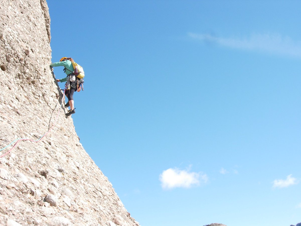 samesants's tweet photo. Avui hem acabat el #curs #escalada #viallarga #escolamuntanya #uecsants amb una via a #agulles #montserrat Felicitats a tots per la via feta https://t.co/s4G7NIWsLt