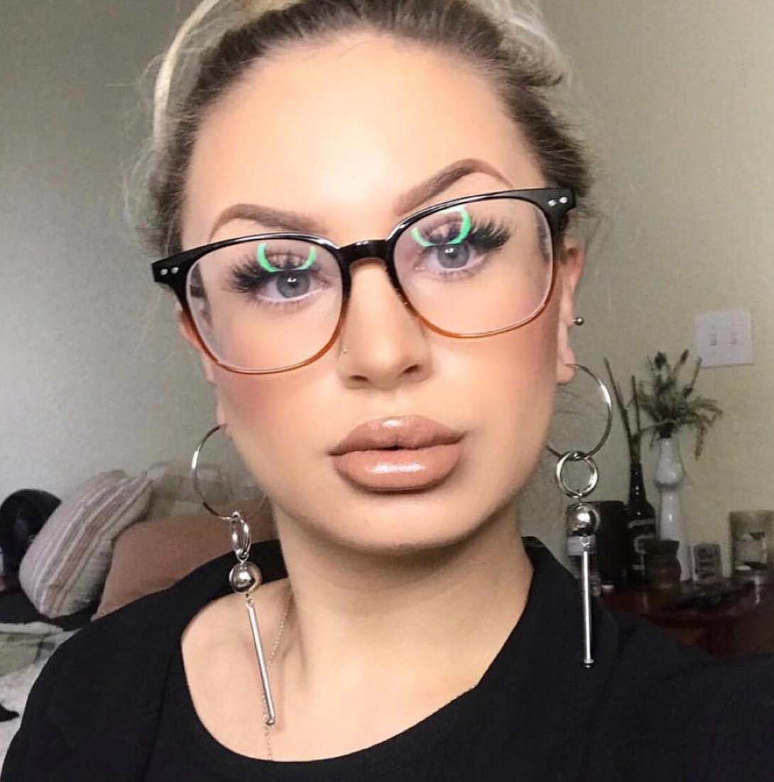 Mornings Be Poppin 💕
#FrendsBeauty @muakatt 💋
Wearing Products Sold @frendsbeauty to Achieve this Perfect Glam.
Shop @frendsbeauty 💋