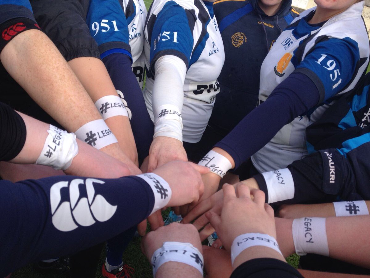 grainne_vaugh's tweet photo. Edenderry ladies and men’s teams showed our support for the Irish Rugby Womens Team #LEGACY #respect #unity #actuallybringit @ScrumQueens https://t.co/6G76J2nnSh