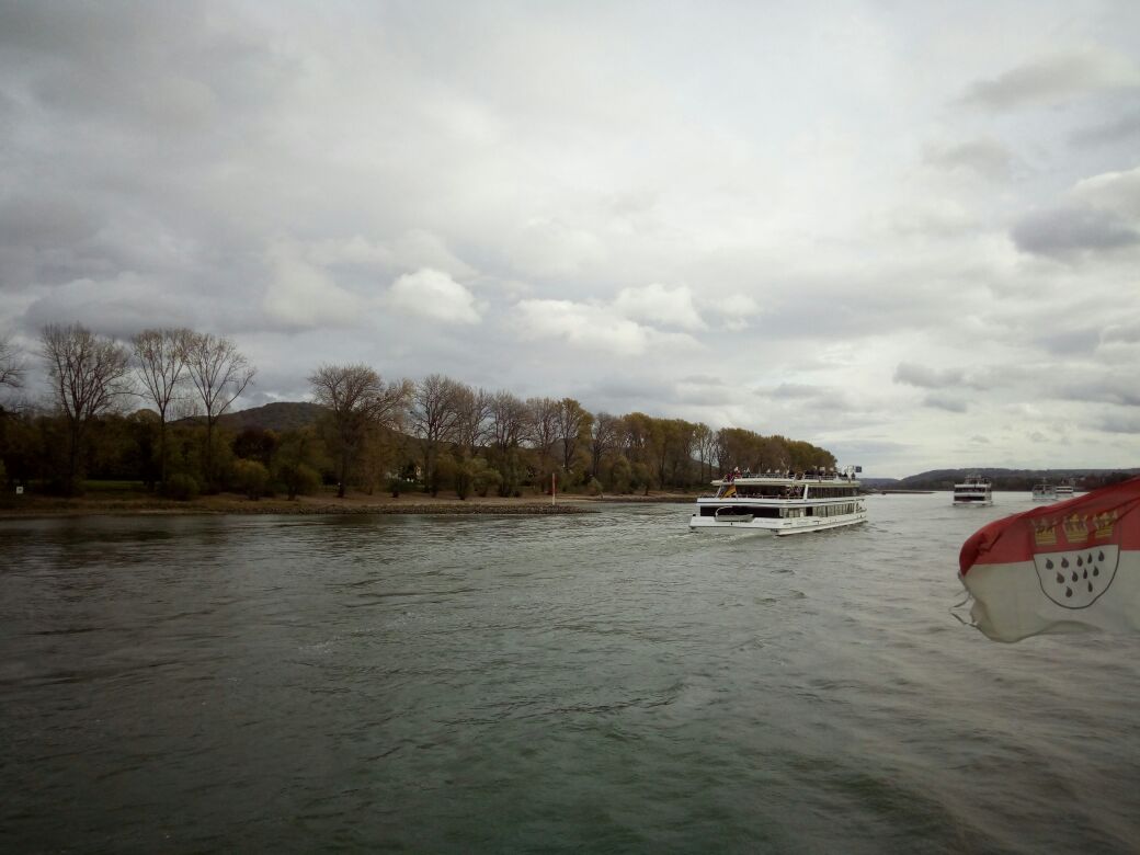 bonntouren's tweet photo. Flottenparade als Abschluss der Saison der weissen Flotte am Rhein der @BPS_Bonn Die Schiffe erstmals von Bonn in Richtung Linz am Rhein https://t.co/7LfpGjV5gM