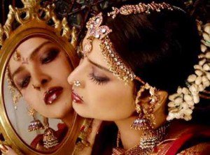 shailme2016's tweet photo. क्यूँ बार बार निहारती हो आइना,
खूबसूरती पे गुमान है या शक !!.. https://t.co/VqboJCbCrf
