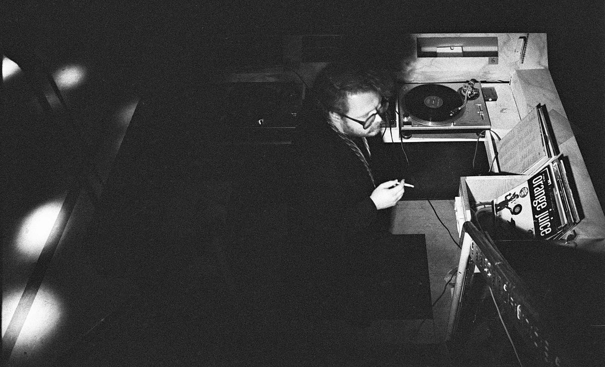 AxmanAxman's tweet image. Plötsligt i mejlboxen - tack Ulf Lindström. Kolingsborg -85, ljuva minnen. Jag i en ung version i DJ-båset med cigg å Orange Juice redo.