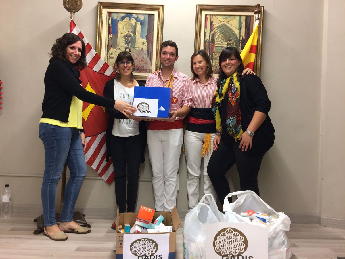 xiquetstgn's tweet photo. Després de la diada hem lliurat els medicaments i material mèdic que hem recollit per al Senegal per la campanya de @GadisProject. Gràcies! https://t.co/7y9gXIE7fq