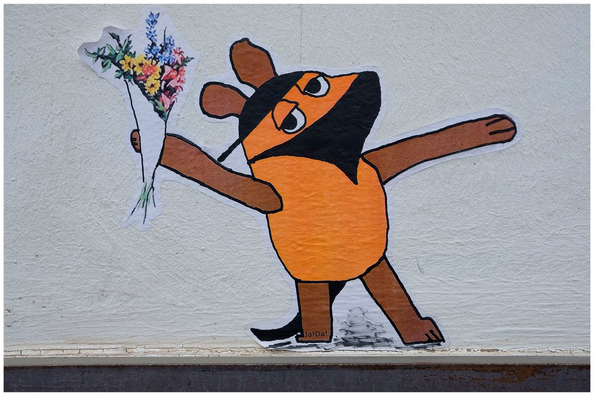 duesselchen's tweet photo. Wollen Sie wissen, wer in Wahrheit Banksy ist?
Ich denke, Ja!Da! lüftet das Geheimnis.
(Köln, heute) https://t.co/8H99K0DNx7