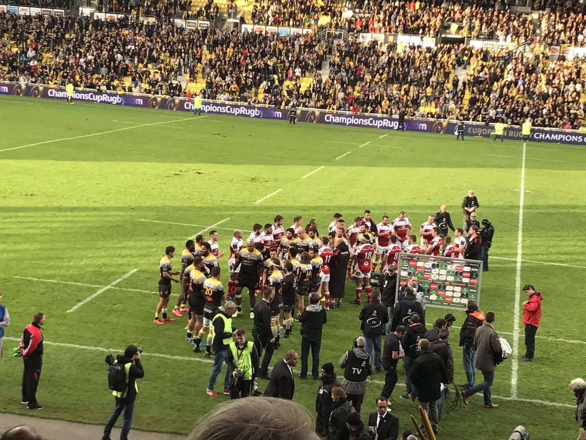 Maginifique haie d'honneur des irlandais pour la victoire du <a href="/staderochelais/">Stade Rochelais</a> 💛🖤 41-17 👏🏻👏🏻
