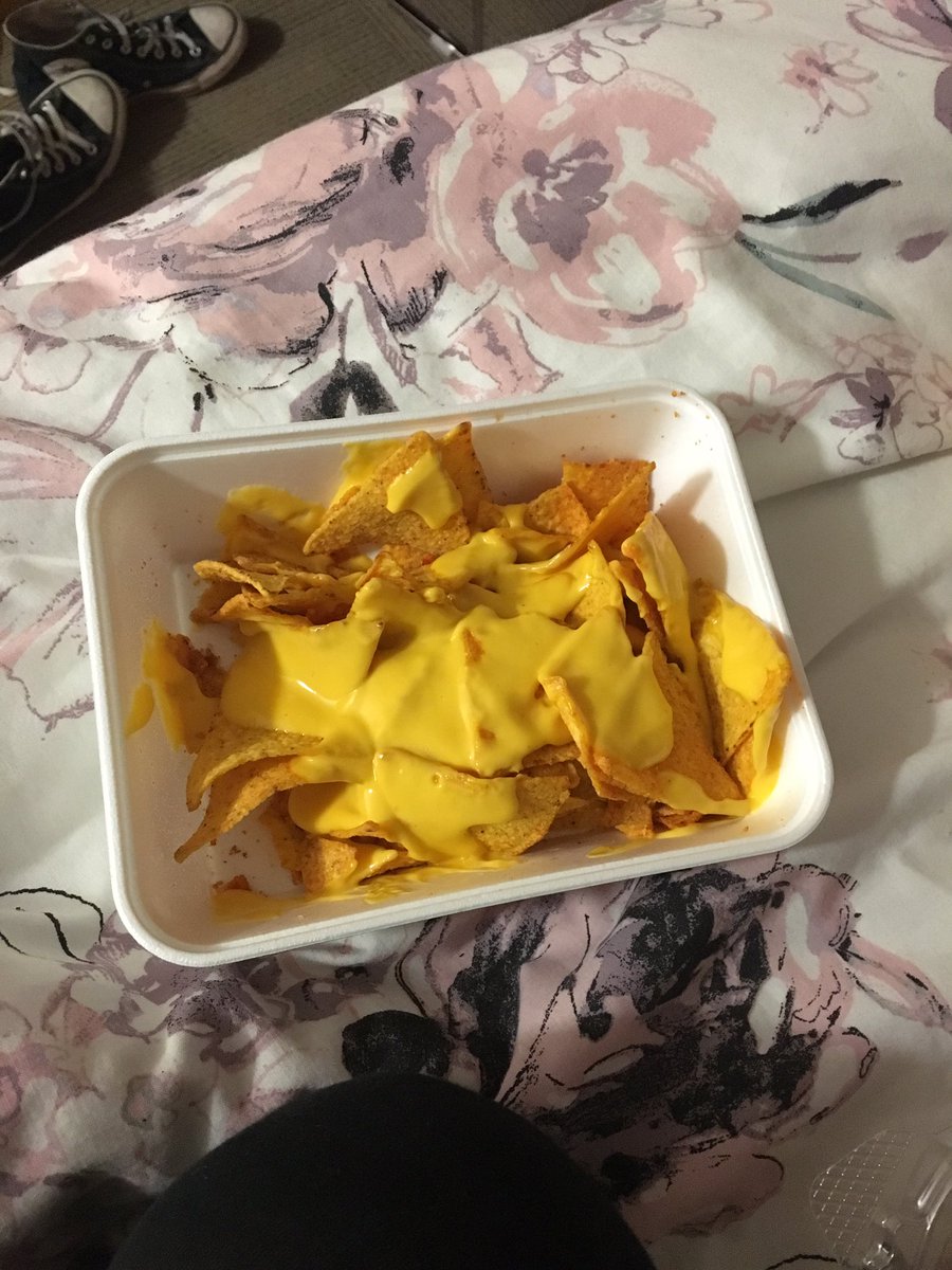 julesmolecules's tweet photo. @lovearchies :((( thought the nachos would come with salsa and jalapenos as the menu states https://t.co/BusAsdsKFo