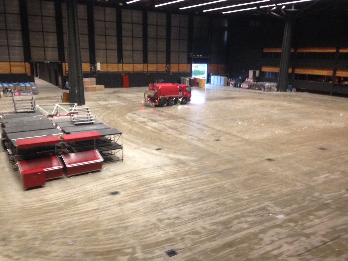 Druk druk! <a href="/martiniplaza/">Martiniplaza Groningen</a>. Bijna klaar om #springkussenfestijn te ontvangen na #bertzwiers. En om #Lycurgus te ontv na #judo