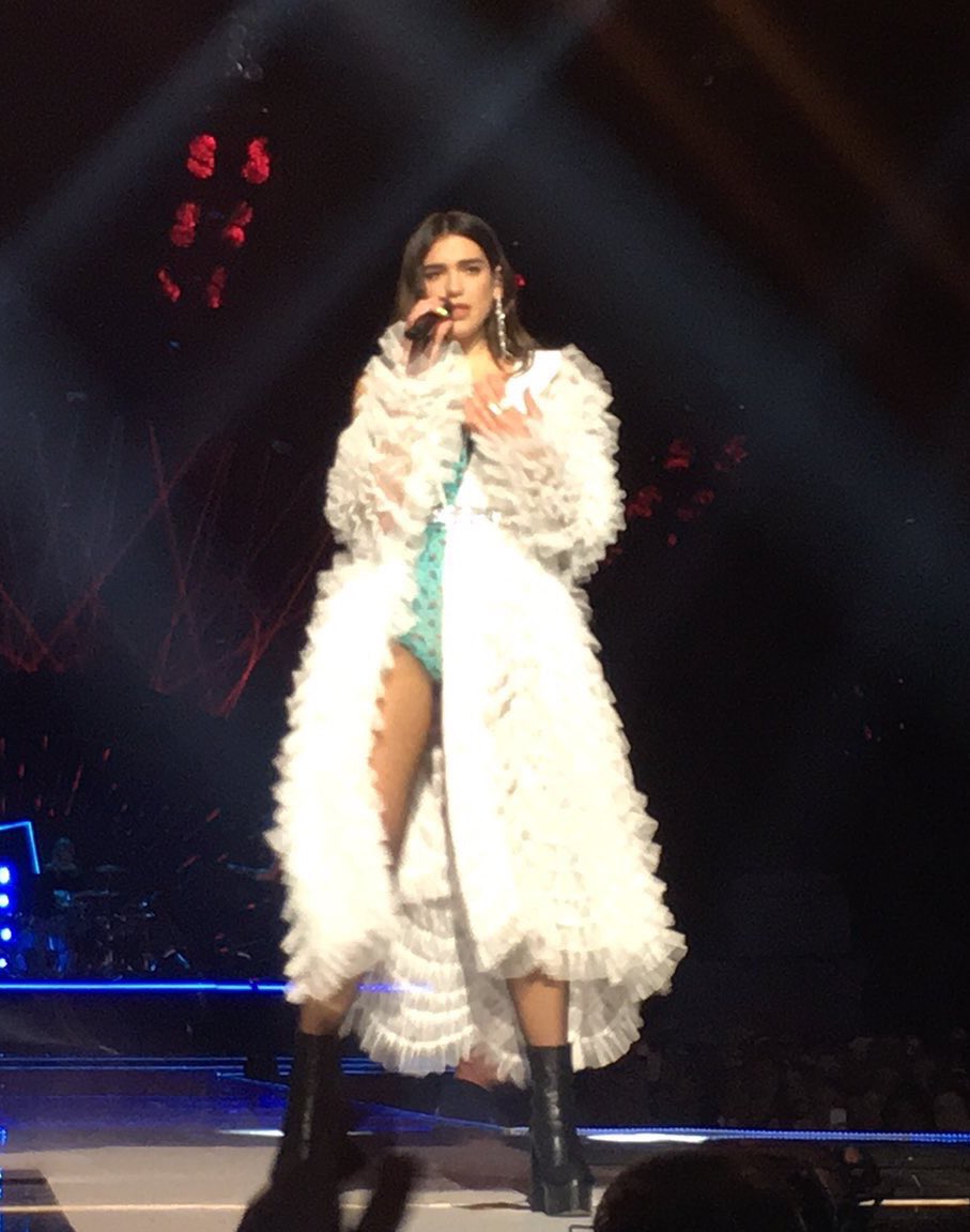 Dua se apresentando no #R1TeenAwards (via <a href="/katelynclairexo/">kat 🍄</a>)