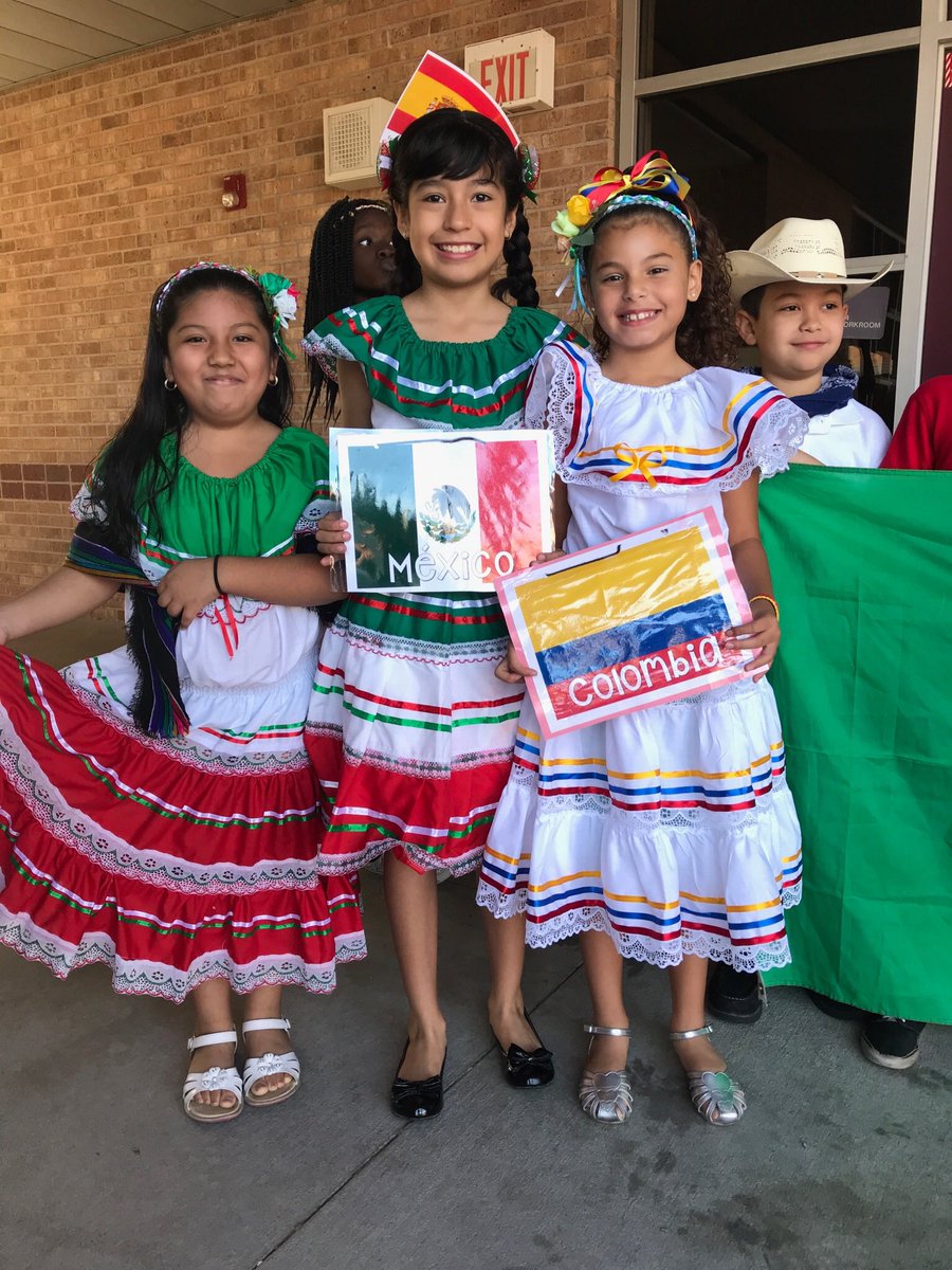 AshfordElem's tweet photo. Hispanic Heritage Parade!  So much fun! @TeamHISD @HISDMultiPrgms https://t.co/cpAKiBuDFH