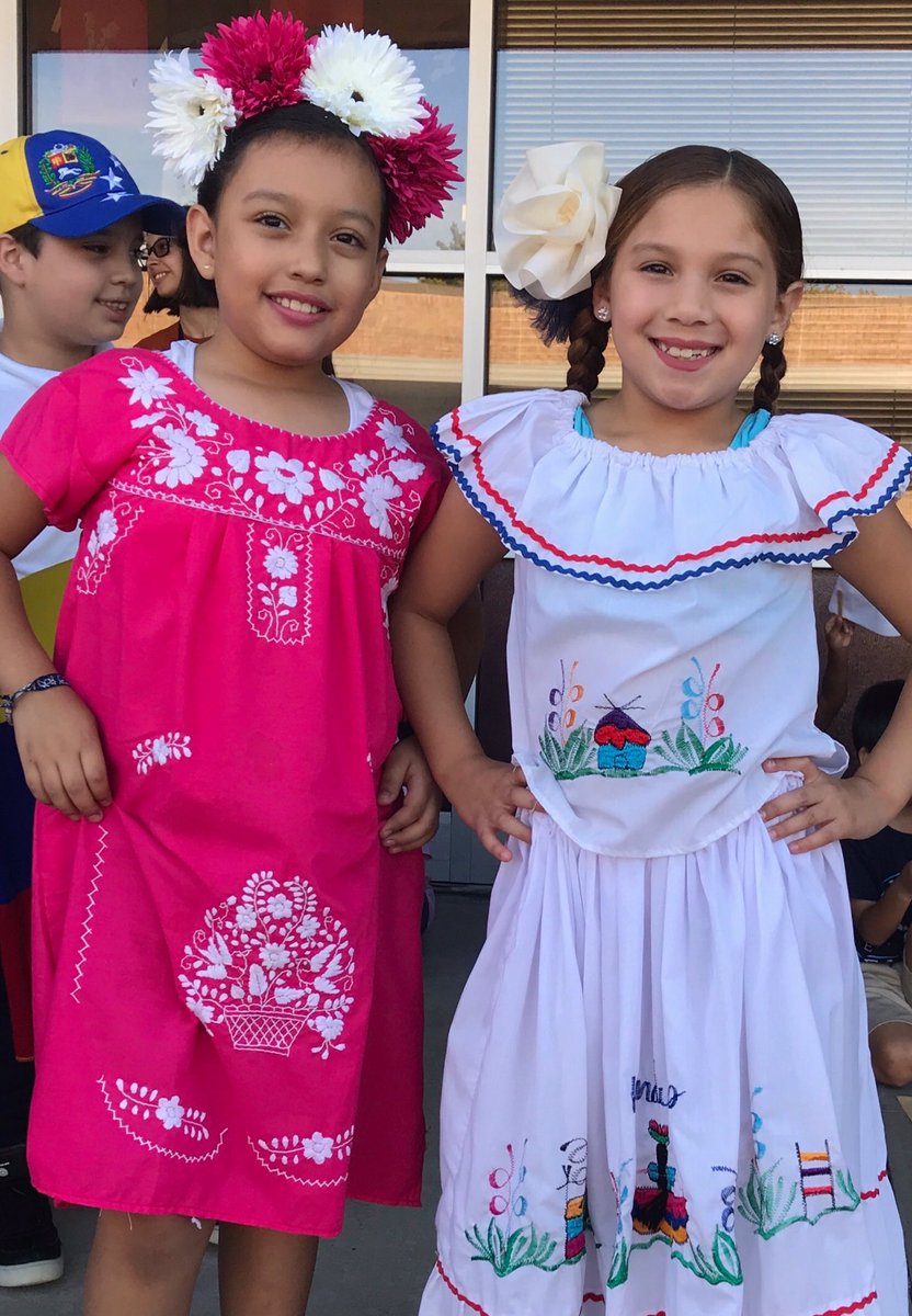 AshfordElem's tweet photo. Hispanic Heritage Parade!  So much fun! @TeamHISD @HISDMultiPrgms https://t.co/cpAKiBuDFH