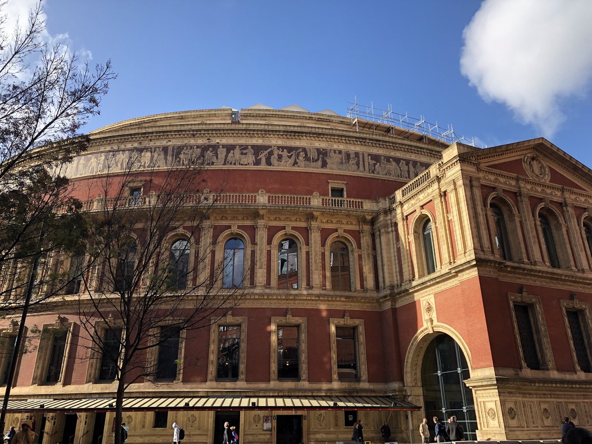 PassportGoals's tweet photo. The stunning @RoyalAlbertHall with beautiful blue skies #London https://t.co/eohTndz0g7