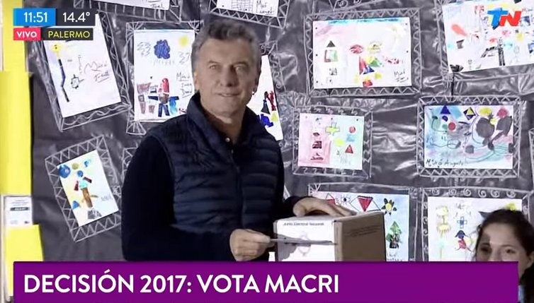 clarincom's tweet photo. AHORA | #EleccionesArgentina Vota @mauriciomacri  https://t.co/gYcLs1QtG2 https://t.co/IbO06yOde7