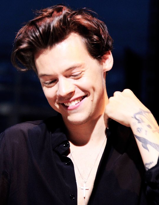 backtolouis's tweet photo. é aquele famoso ditado, harry styles merece o mundo, mas o mundo não merece harry styles

#RespectHarry https://t.co/B8Az5lVBpp