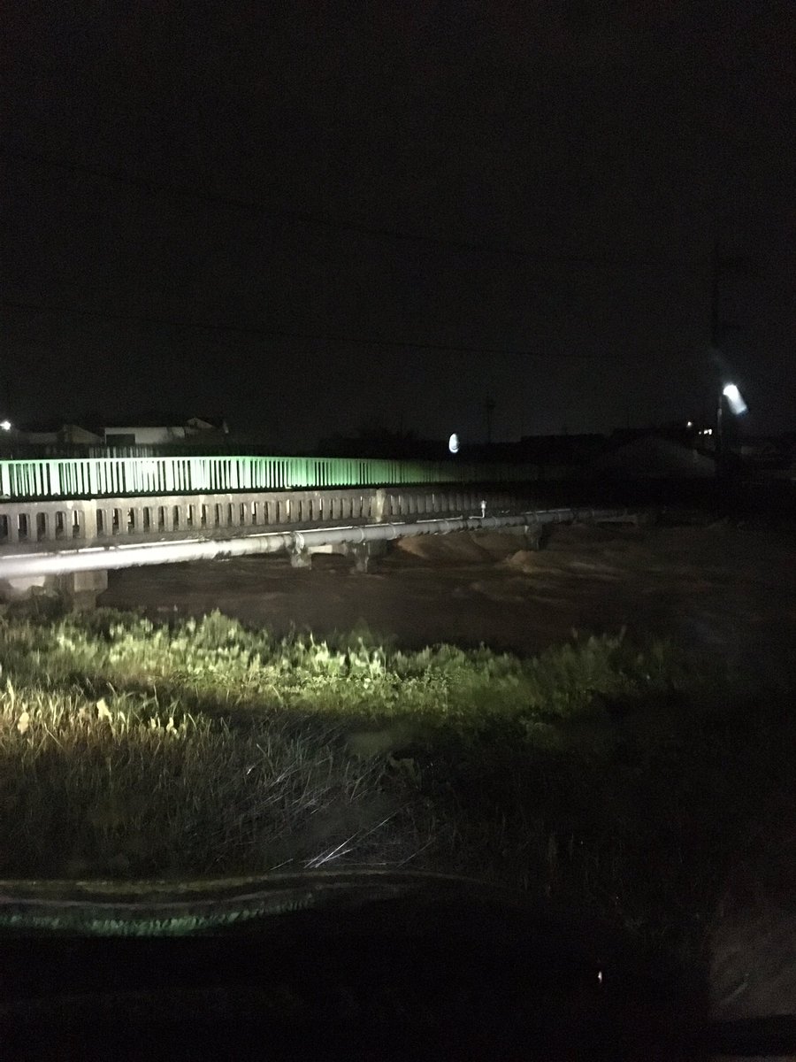 n_cherun's tweet photo. 奈良県桜井市の寺川です！！
一部氾濫してます。
とても危険です。
すぐに避難してください。
拡散してください。 https://t.co/xGF9N2qJqw