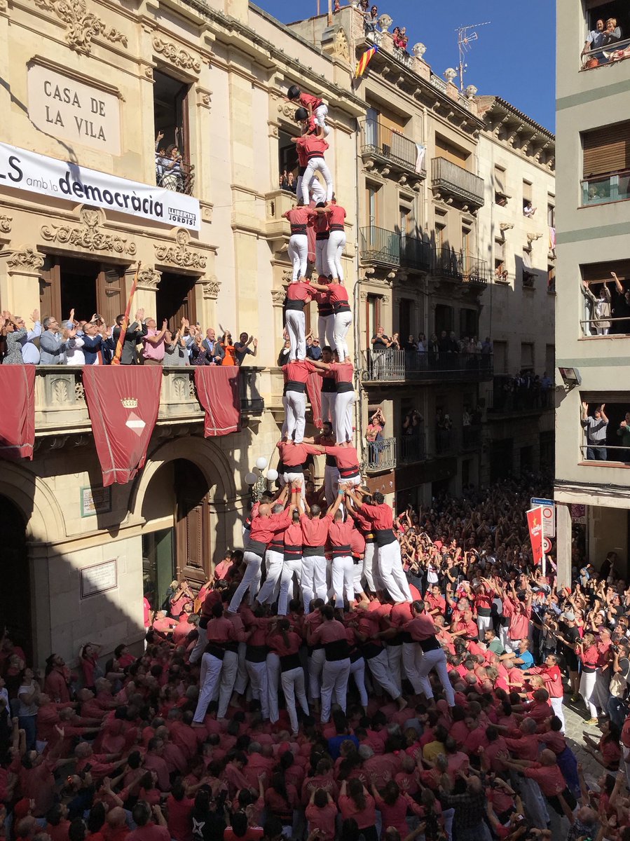 collavella's tweet photo. Històrica #SantaÚrsula: 2de8(c), 4de10fm(c), 4de9 i p8fm!!! #castellers #LlibertatJordis https://t.co/PcR5PlPruw