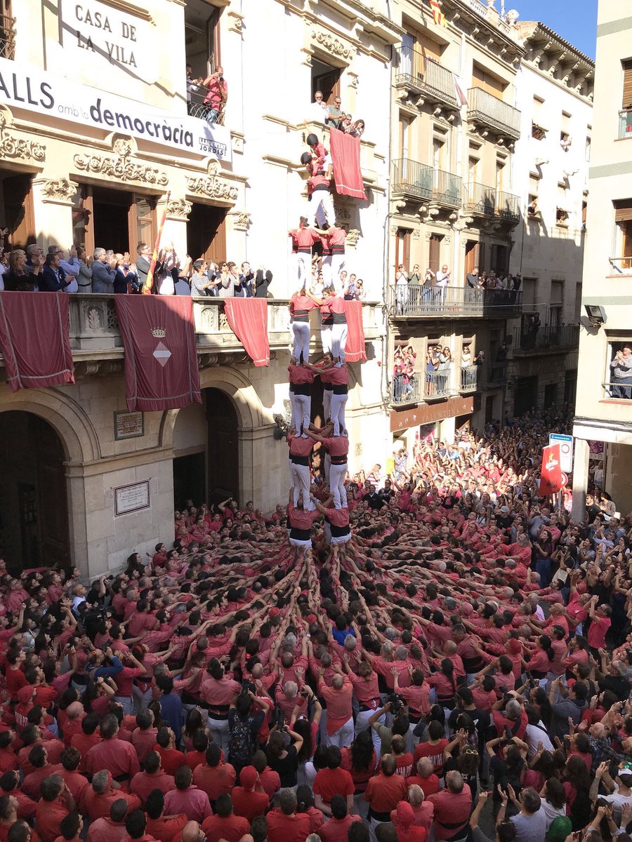 collavella's tweet photo. Històrica #SantaÚrsula: 2de8(c), 4de10fm(c), 4de9 i p8fm!!! #castellers #LlibertatJordis https://t.co/PcR5PlPruw