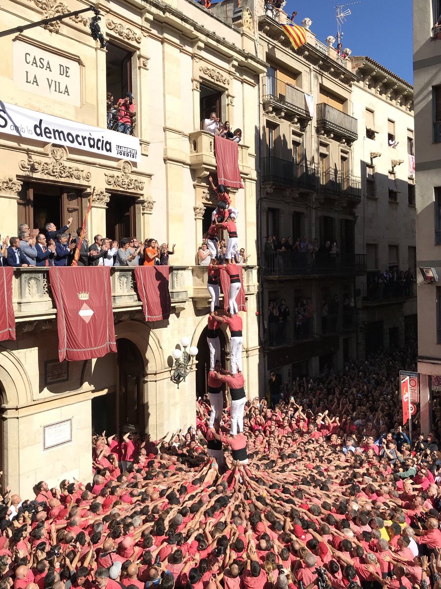 collavella's tweet photo. Històrica #SantaÚrsula: 2de8(c), 4de10fm(c), 4de9 i p8fm!!! #castellers #LlibertatJordis https://t.co/PcR5PlPruw